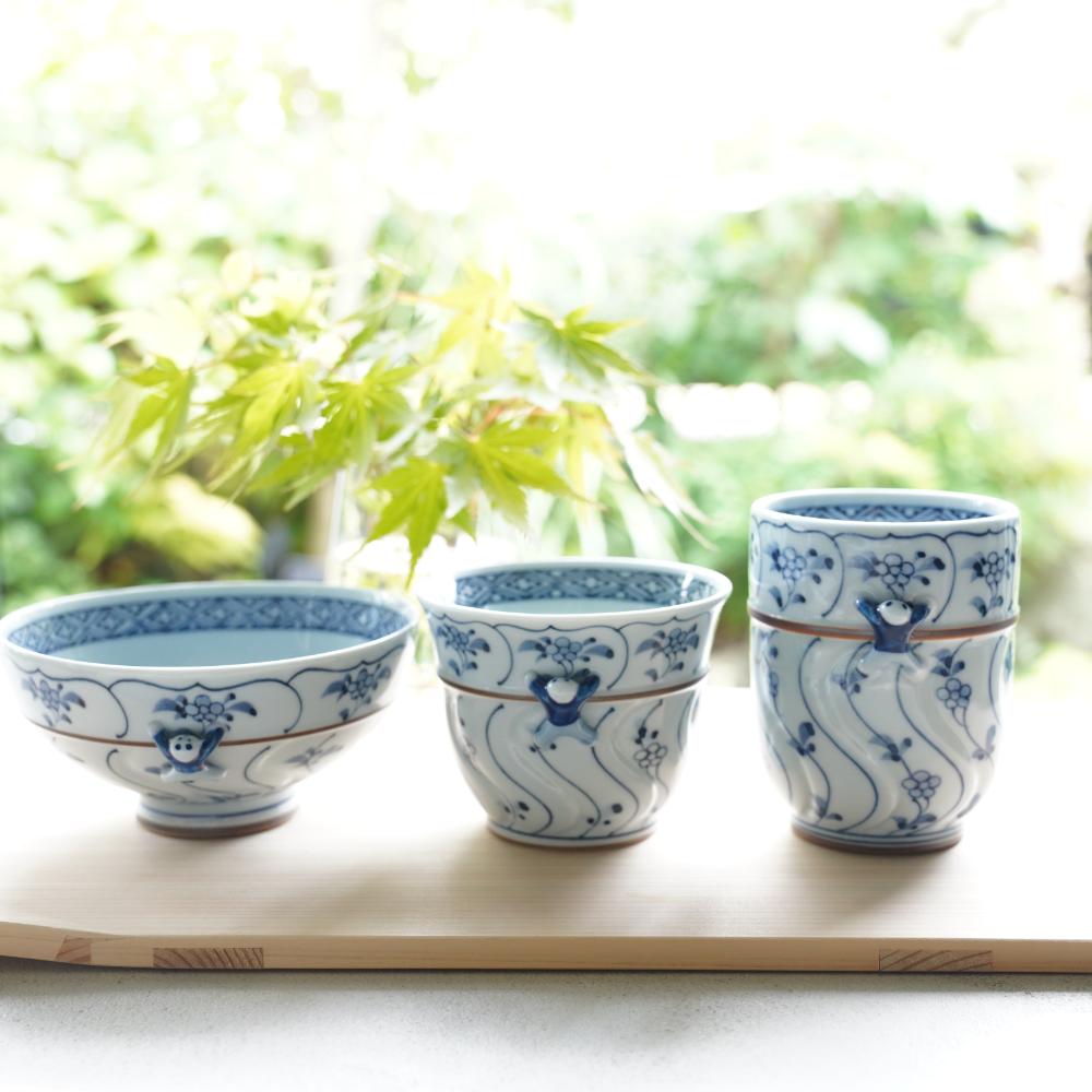 ARITA WARE "IKKANNJIN" CARVED TEA BOWL WITH WILD FLOWERS (LARGE)
